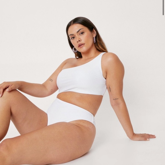 WHITE SWIMSUIT - Picture 2 of 2